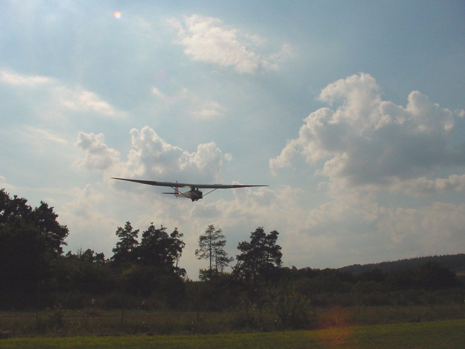  .. eine T-21 im Anflug ..